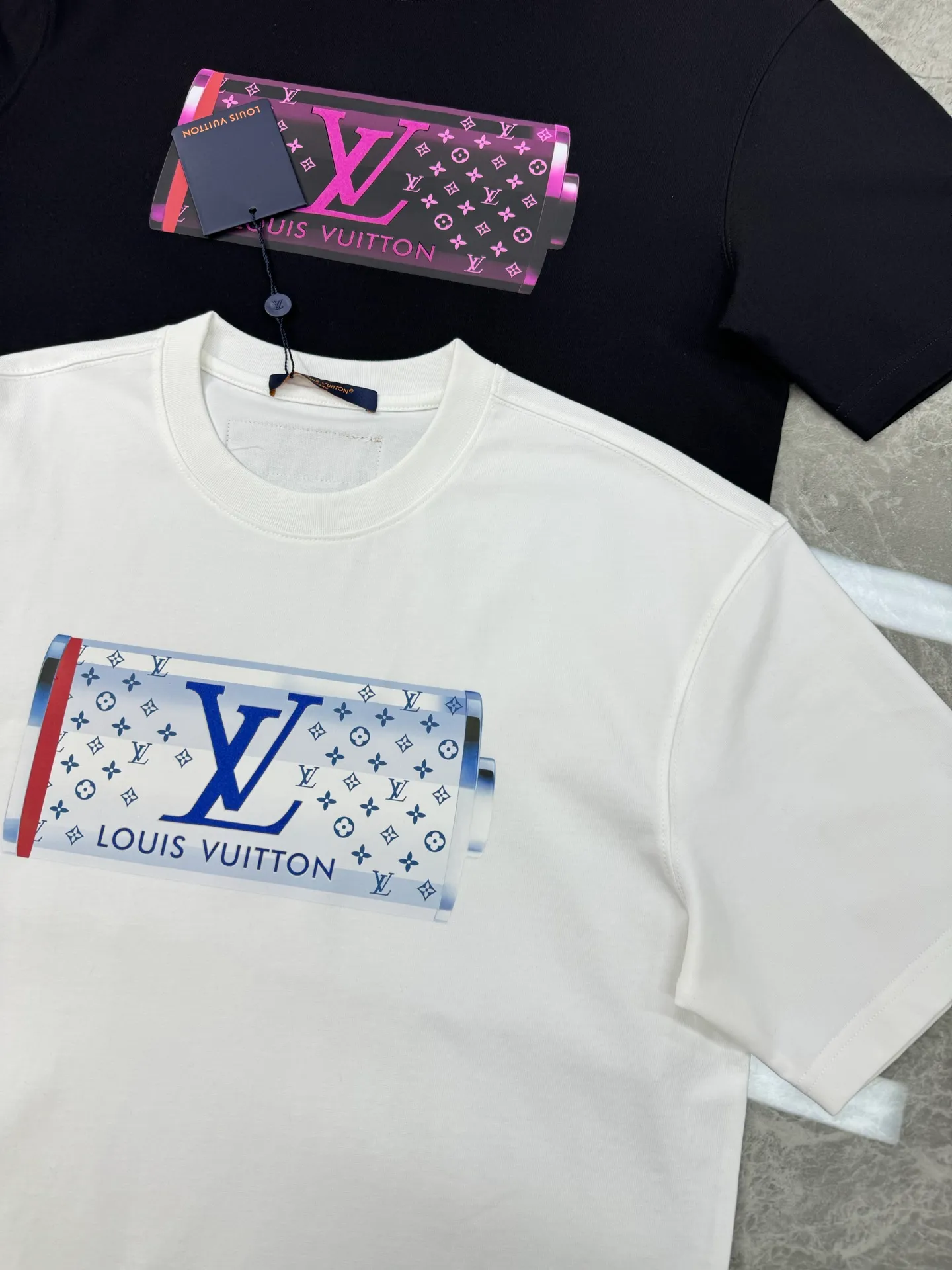 🅿️190 LV 25s new trendy brand T-shirt. Same style for men and women ~ bright 🔋 shape. Fashion trend. Made of new 250g pure cotton fabric. The upper body is also very comfortable. Classic LV letter heat transfer design on the chest. Textured pattern with hot diamond layered embellishment design. Three-dimensional undulations, visual and hand feel are all given to you! All three standards. Color: black. White. Size: s-xxl